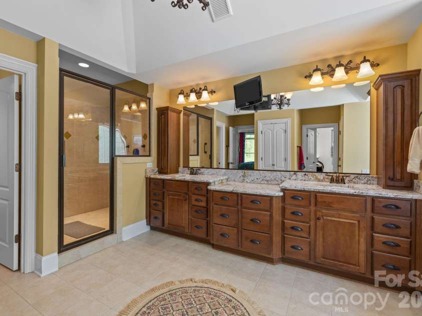 13249 Belle Grove Manor Lane, Matthews, NC 28105.  MLS# CAR4362893, YatesRealty ID 14975. Primary en suite bath