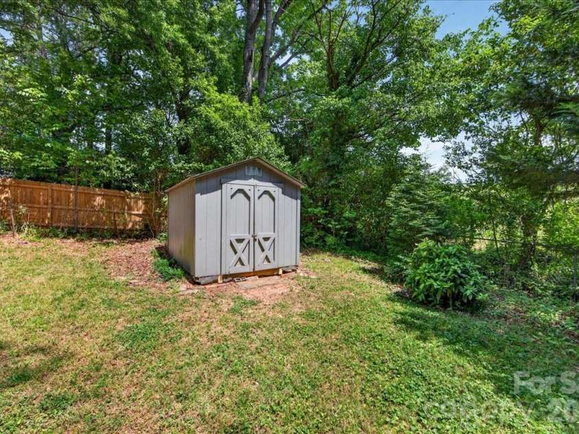 5413 Gwynne Avenue, Charlotte, NC 28205.  MLS# CAR4368957, YatesRealty ID 14977. 