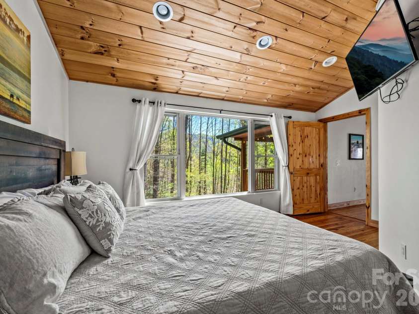 100 Split Rail Drive, Maggie Valley, NC 28751.  MLS# CAR4372364, YatesRealty ID 14979. 