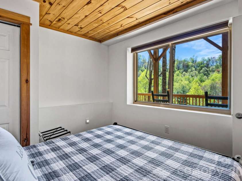 100 Split Rail Drive, Maggie Valley, NC 28751.  MLS# CAR4372364, YatesRealty ID 14979. 