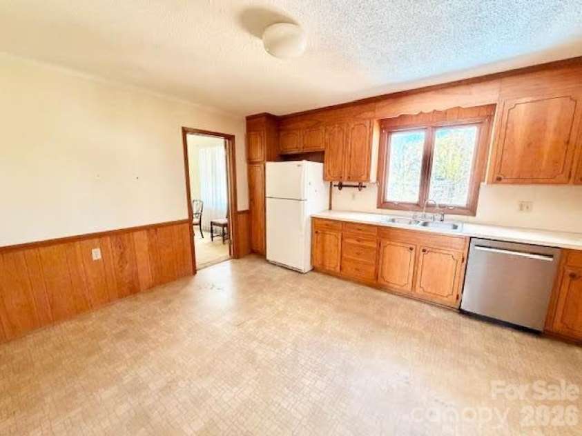 3002 Club Drive, Gastonia, NC 28054.  MLS# CAR4358426, YatesRealty ID 14980. Kitchen