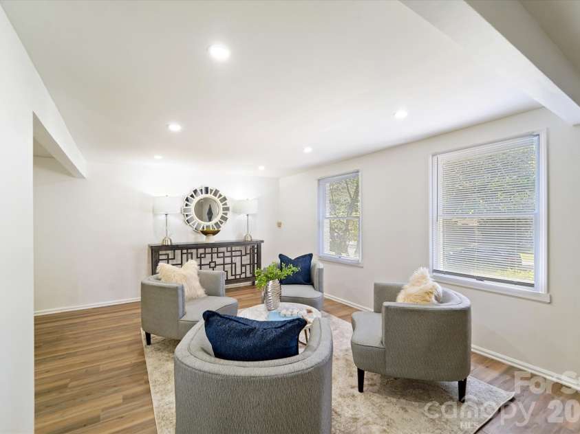 7200 Rollingridge Drive, Charlotte, NC 28211.  MLS# CAR4366609, YatesRealty ID 14981. 