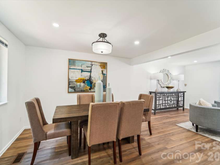 7200 Rollingridge Drive, Charlotte, NC 28211.  MLS# CAR4366609, YatesRealty ID 14981. 