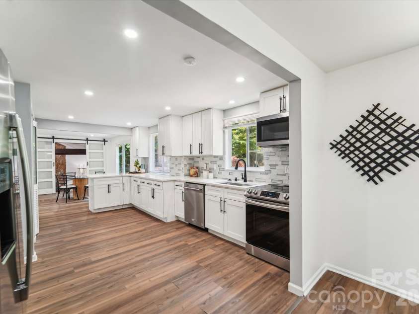 7200 Rollingridge Drive, Charlotte, NC 28211.  MLS# CAR4366609, YatesRealty ID 14981. 