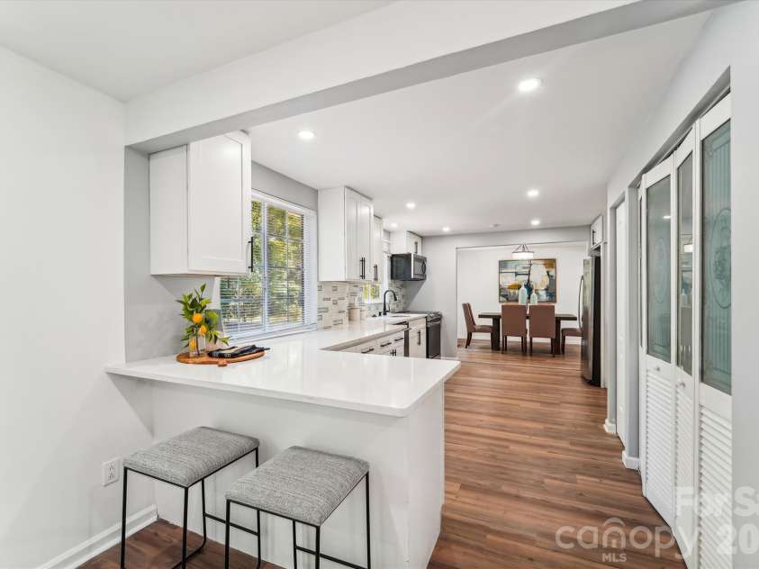 7200 Rollingridge Drive, Charlotte, NC 28211.  MLS# CAR4366609, YatesRealty ID 14981. 