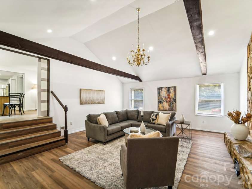 7200 Rollingridge Drive, Charlotte, NC 28211.  MLS# CAR4366609, YatesRealty ID 14981. 