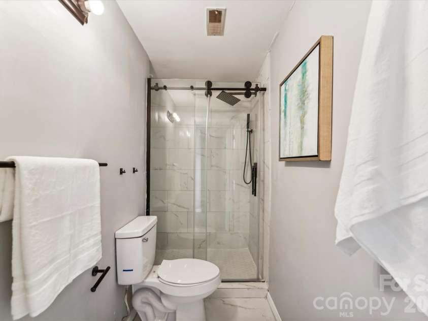 7200 Rollingridge Drive, Charlotte, NC 28211.  MLS# CAR4366609, YatesRealty ID 14981. 