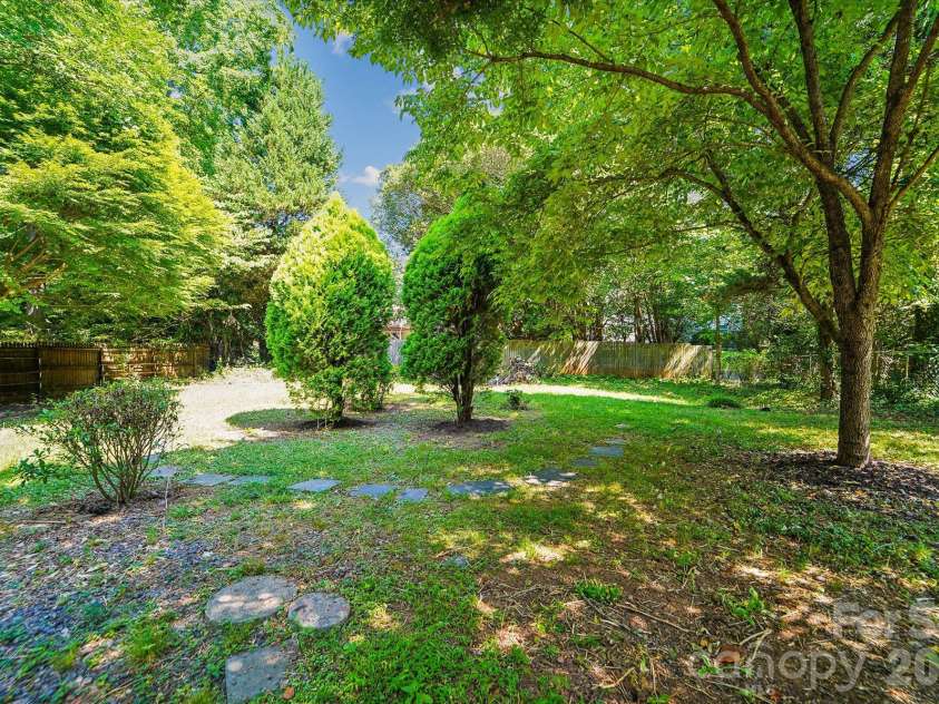 7200 Rollingridge Drive, Charlotte, NC 28211.  MLS# CAR4366609, YatesRealty ID 14981. 