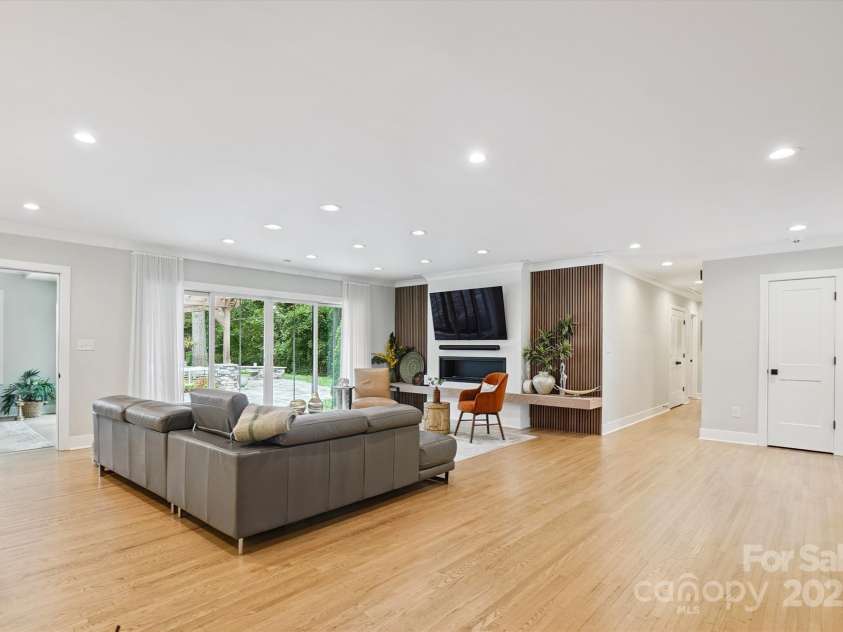 1118 Crestbrook Drive, Charlotte, NC 28211.  MLS# CAR4283930, YatesRealty ID 14983. 