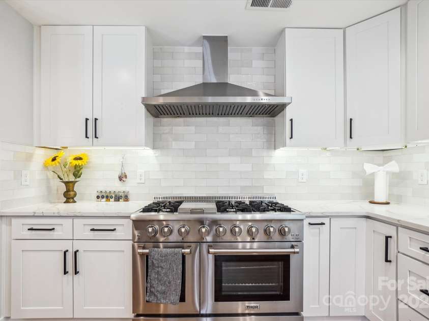 1118 Crestbrook Drive, Charlotte, NC 28211.  MLS# CAR4283930, YatesRealty ID 14983. 