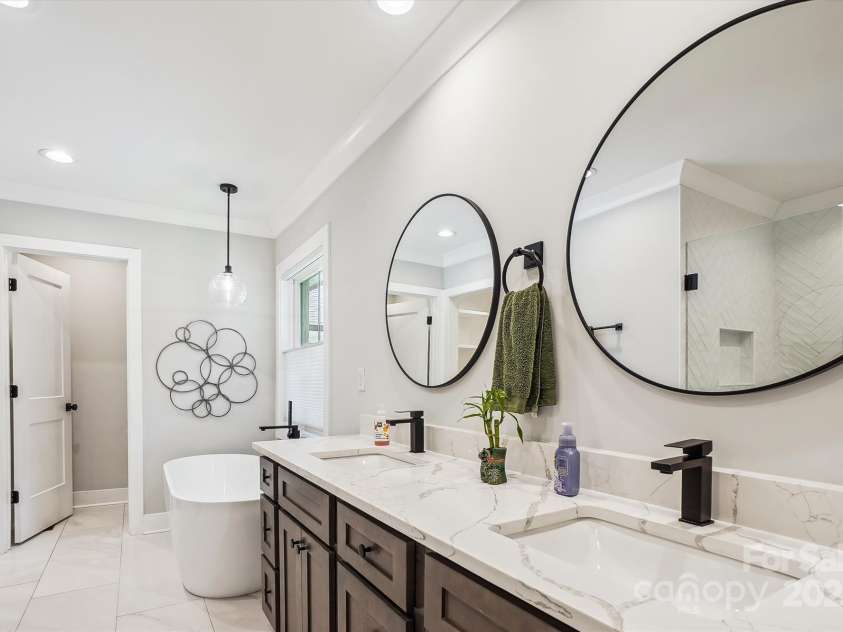 1118 Crestbrook Drive, Charlotte, NC 28211.  MLS# CAR4283930, YatesRealty ID 14983. 