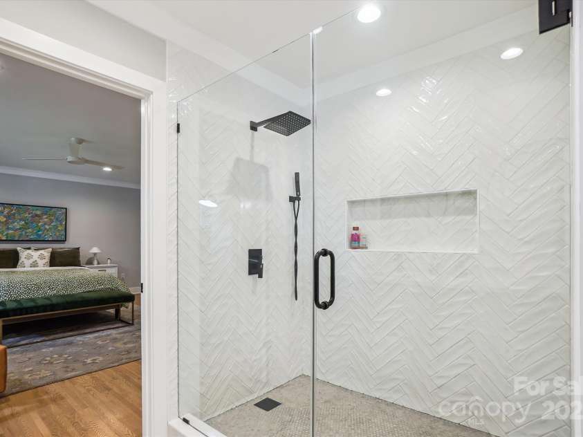 1118 Crestbrook Drive, Charlotte, NC 28211.  MLS# CAR4283930, YatesRealty ID 14983. 