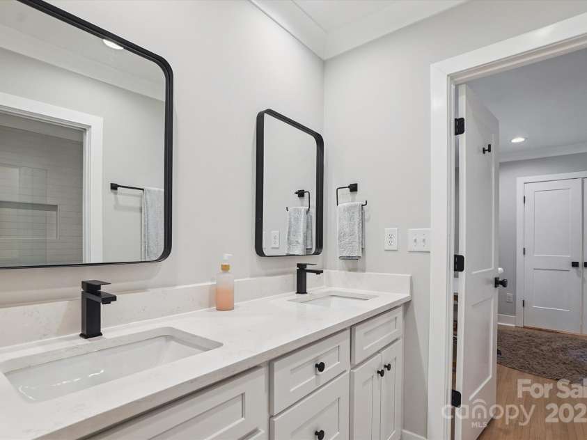 1118 Crestbrook Drive, Charlotte, NC 28211.  MLS# CAR4283930, YatesRealty ID 14983. 