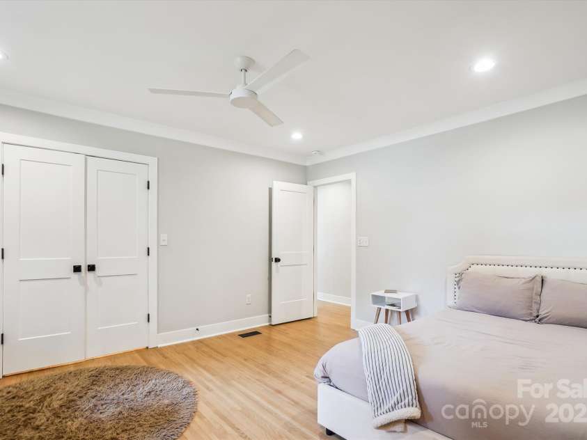 1118 Crestbrook Drive, Charlotte, NC 28211.  MLS# CAR4283930, YatesRealty ID 14983. 