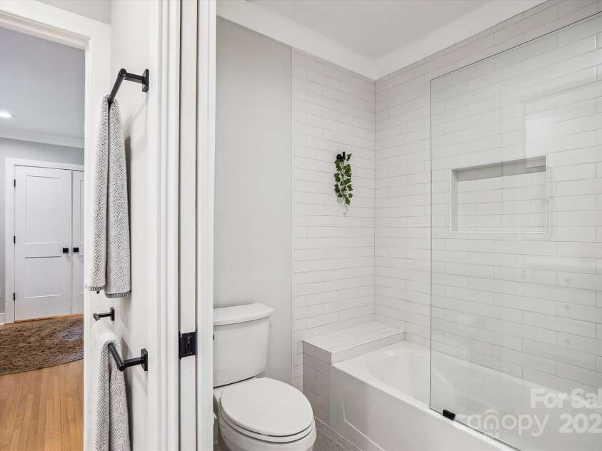 1118 Crestbrook Drive, Charlotte, NC 28211.  MLS# CAR4283930, YatesRealty ID 14983. 
