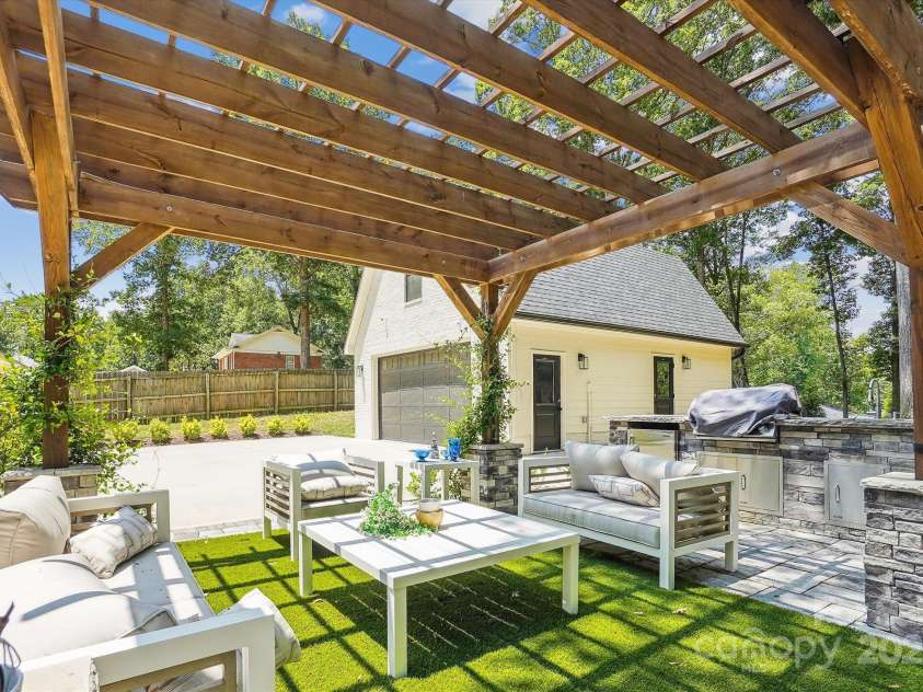 1118 Crestbrook Drive, Charlotte, NC 28211.  MLS# CAR4283930, YatesRealty ID 14983. 
