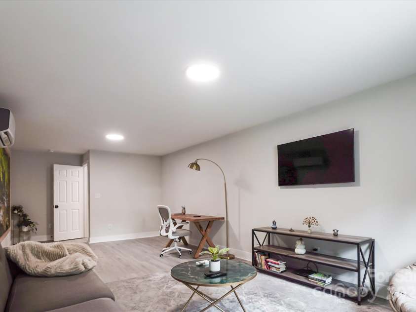 1118 Crestbrook Drive, Charlotte, NC 28211.  MLS# CAR4283930, YatesRealty ID 14983. 