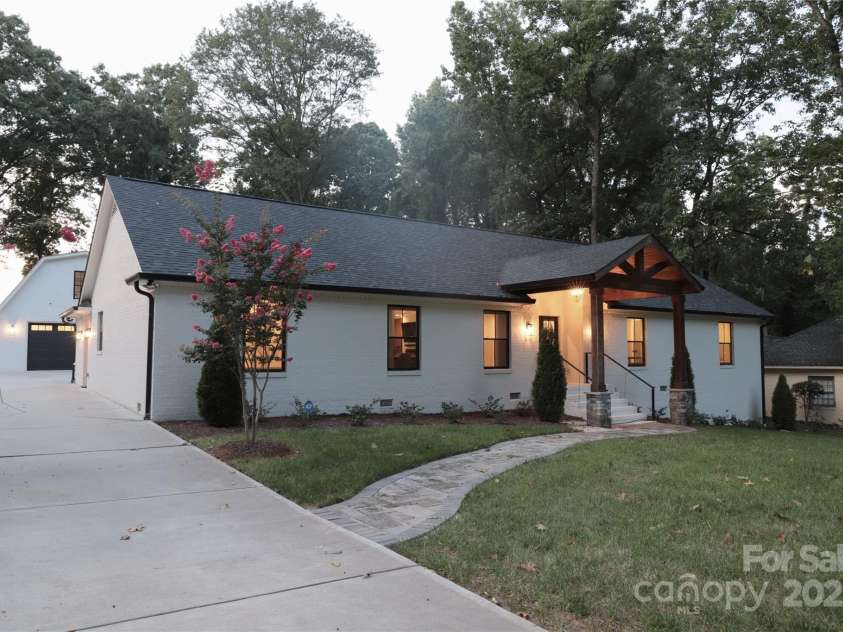 1118 Crestbrook Drive, Charlotte, NC 28211.  MLS# CAR4283930, YatesRealty ID 14983. 