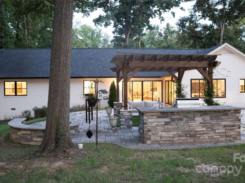 1118 Crestbrook Drive, Charlotte, NC 28211.  MLS# CAR4283930, YatesRealty ID 14983. 