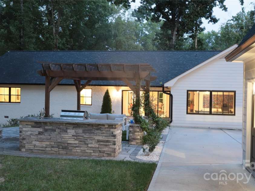 1118 Crestbrook Drive, Charlotte, NC 28211.  MLS# CAR4283930, YatesRealty ID 14983. 