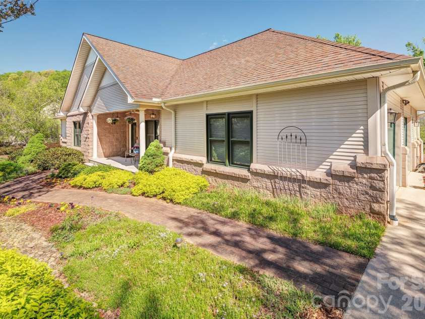 6 Clear Vista Drive, Asheville, NC 28805.  MLS# CAR4370859, YatesRealty ID 14983. 