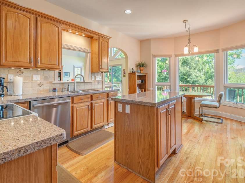 6 Clear Vista Drive, Asheville, NC 28805.  MLS# CAR4370859, YatesRealty ID 14983. 
