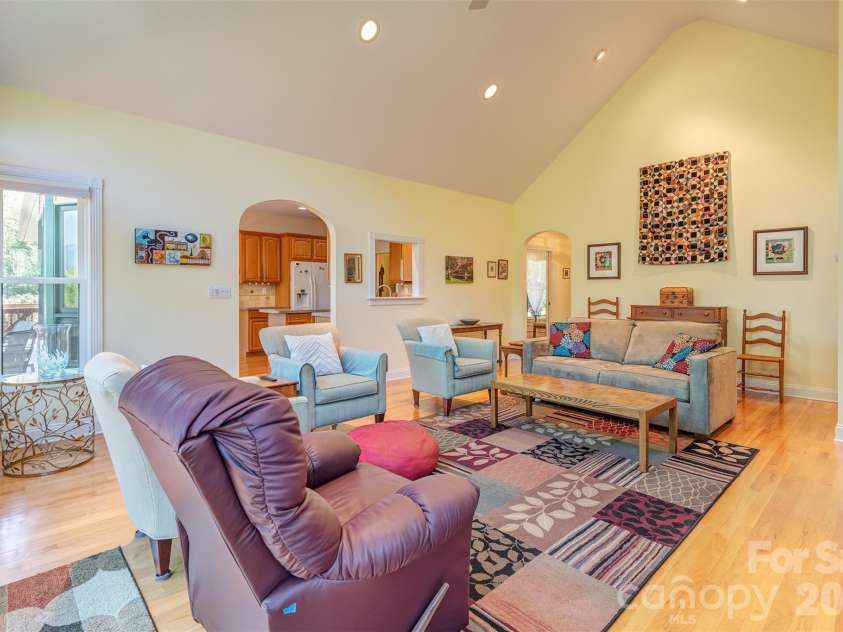 6 Clear Vista Drive, Asheville, NC 28805.  MLS# CAR4370859, YatesRealty ID 14983. 