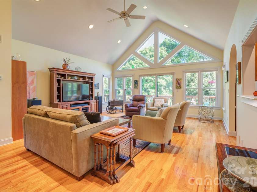 6 Clear Vista Drive, Asheville, NC 28805.  MLS# CAR4370859, YatesRealty ID 14983. 