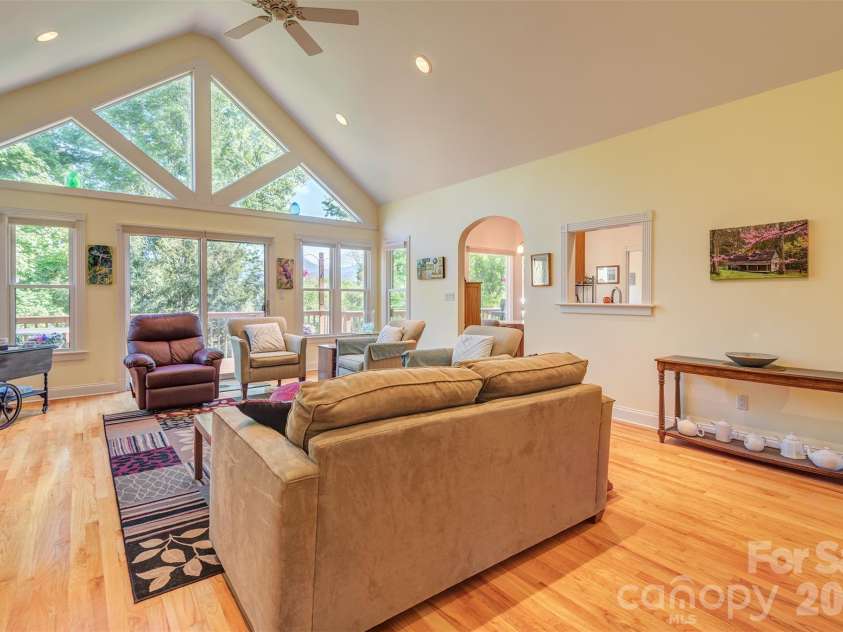 6 Clear Vista Drive, Asheville, NC 28805.  MLS# CAR4370859, YatesRealty ID 14983. 