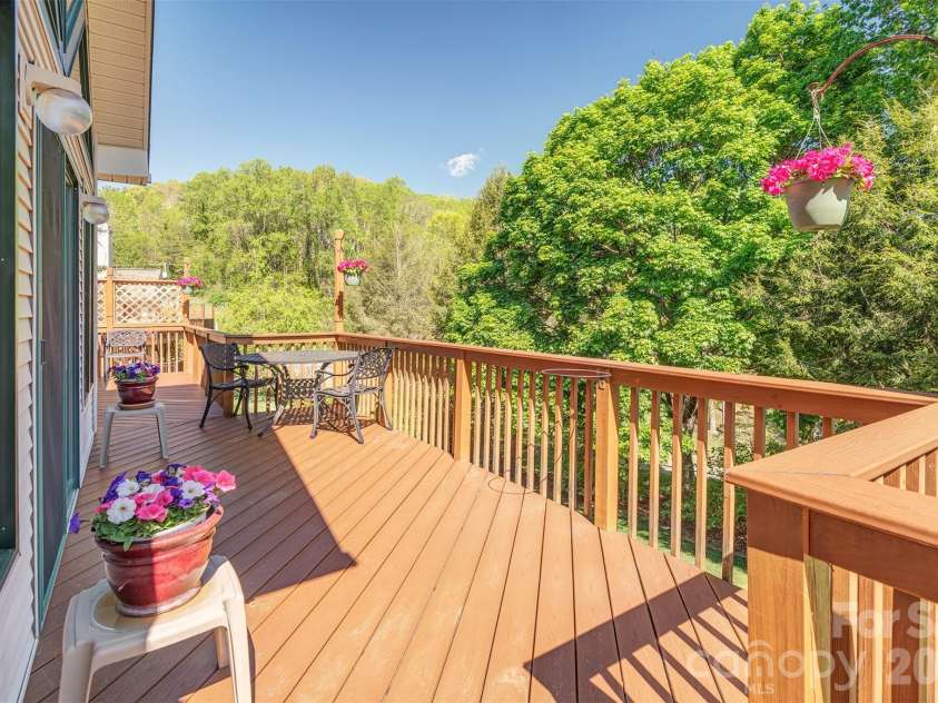 6 Clear Vista Drive, Asheville, NC 28805.  MLS# CAR4370859, YatesRealty ID 14983. 