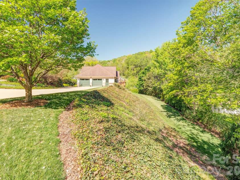 6 Clear Vista Drive, Asheville, NC 28805.  MLS# CAR4370859, YatesRealty ID 14983. 