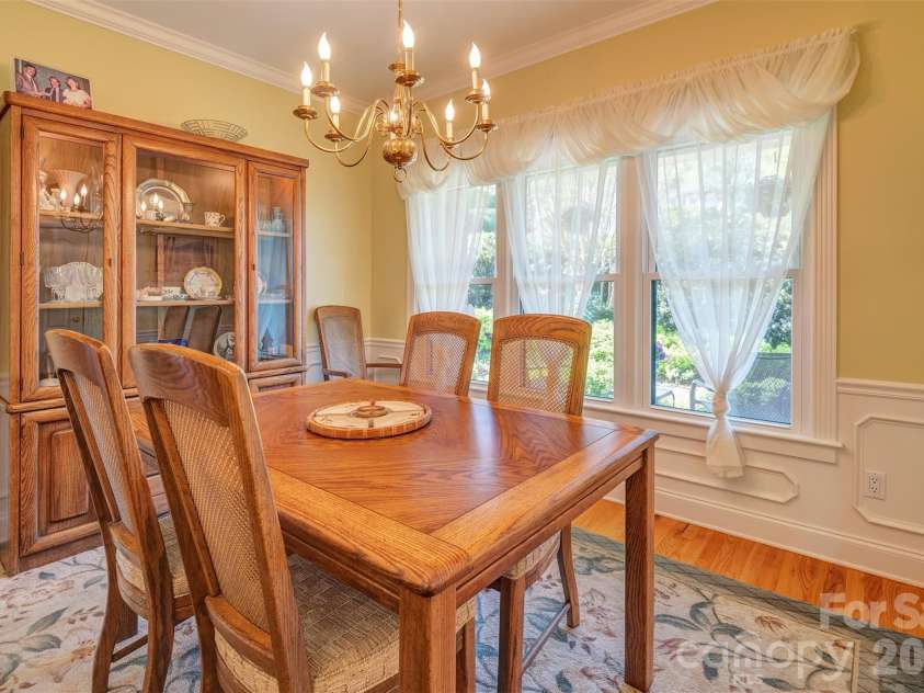 6 Clear Vista Drive, Asheville, NC 28805.  MLS# CAR4370859, YatesRealty ID 14983. Dining room