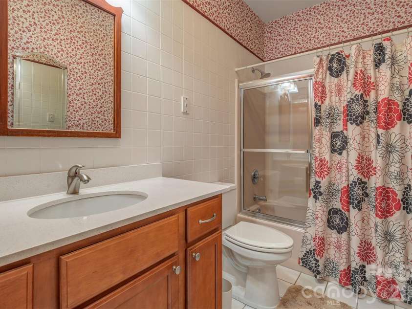 6 Clear Vista Drive, Asheville, NC 28805.  MLS# CAR4370859, YatesRealty ID 14983. Full bath on main level