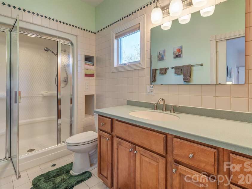 6 Clear Vista Drive, Asheville, NC 28805.  MLS# CAR4370859, YatesRealty ID 14983. Primary bath