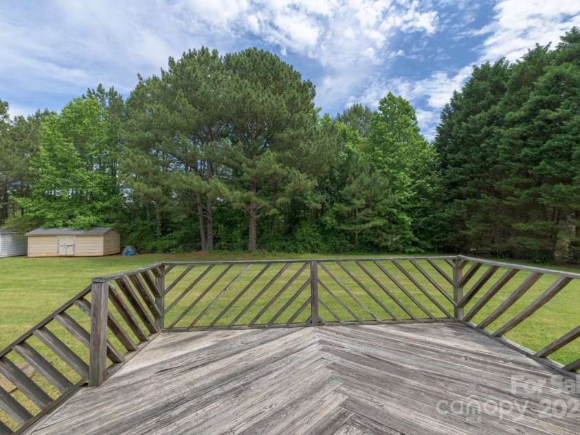 1274 CARPENTER SPRINGS Drive, Dallas, NC 28034.  MLS# CAR4260486, YatesRealty ID 14985. 