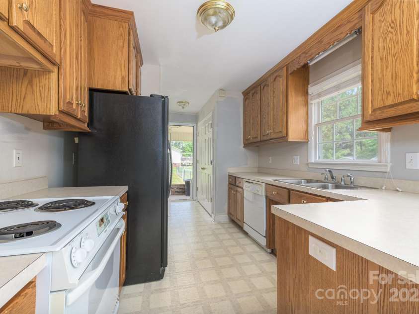 1274 CARPENTER SPRINGS Drive, Dallas, NC 28034.  MLS# CAR4260486, YatesRealty ID 14985. 