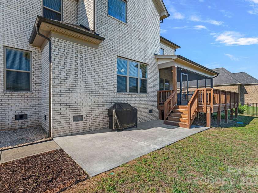 409 Wheatberry Hill Drive, Matthews, NC 28104.  MLS# CAR4255424, YatesRealty ID 14986. 