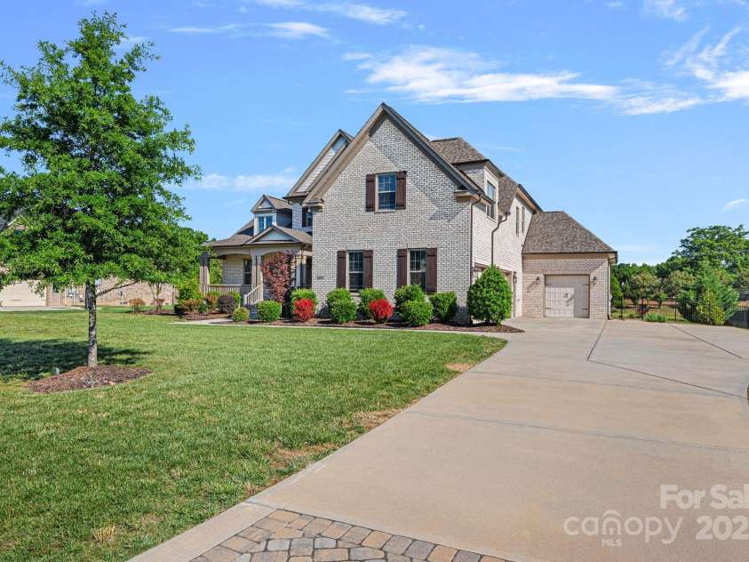 409 Wheatberry Hill Drive, Matthews, NC 28104.  MLS# CAR4255424, YatesRealty ID 14986. 