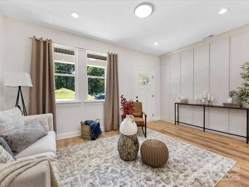 814 Raleigh Avenue, Statesville, NC 28677.  MLS# CAR4297951, YatesRealty ID 14988. Notice the natural light in family room