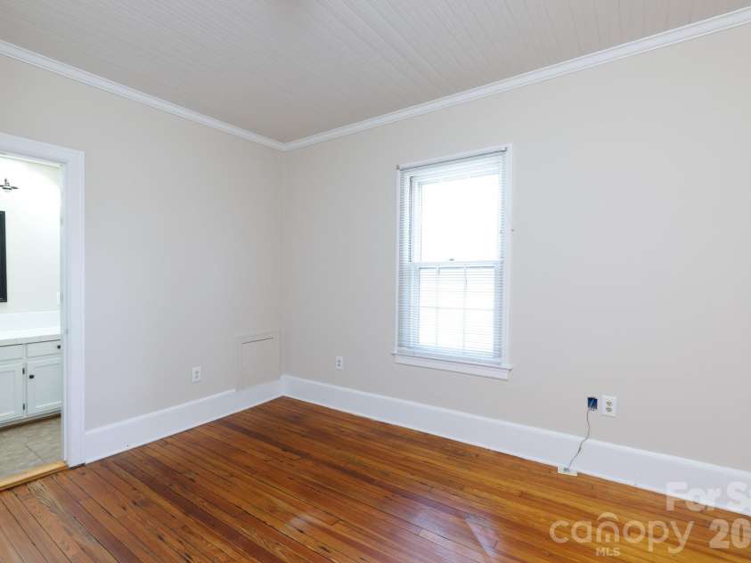 224 4th Avenue, Gastonia, NC 28052.  MLS# CAR4362798, YatesRealty ID 14989. 