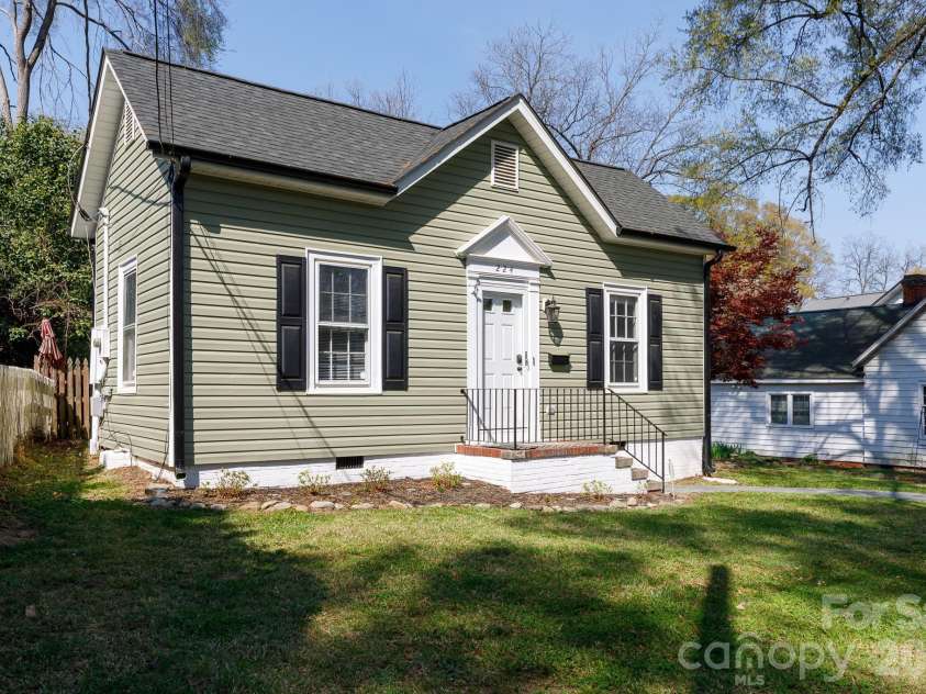 224 4th Avenue, Gastonia, NC 28052.  MLS# CAR4362798, YatesRealty ID 14989. 
