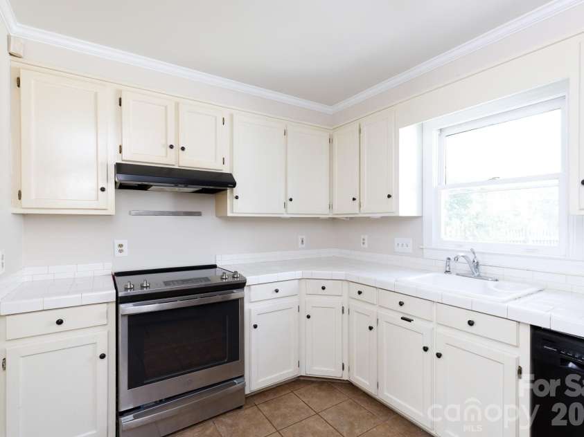 224 4th Avenue, Gastonia, NC 28052.  MLS# CAR4362798, YatesRealty ID 14989. Newer appliances