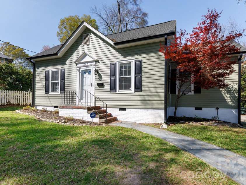 224 4th Avenue, Gastonia, NC 28052.  MLS# CAR4362798, YatesRealty ID 14989. Nice back yard w/ pebble and stone walkway
