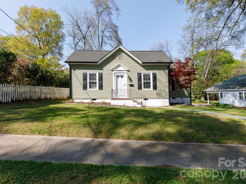 224 4th Avenue, Gastonia, NC 28052.  MLS# CAR4362798, YatesRealty ID 14989. Sidewalks