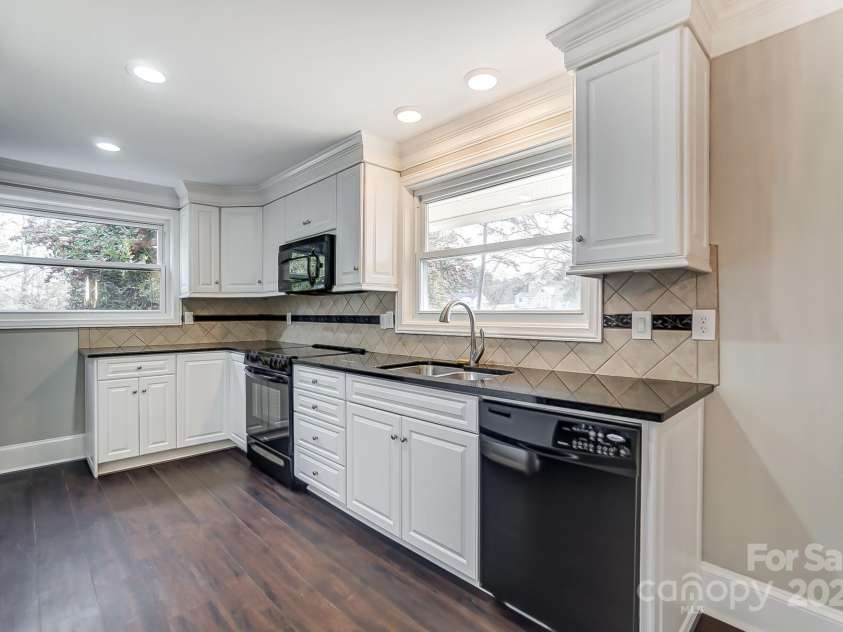 170 Sherwood Circle, Rock Hill, SC 29730.  MLS# CAR4220569, YatesRealty ID 1499. Kitchen