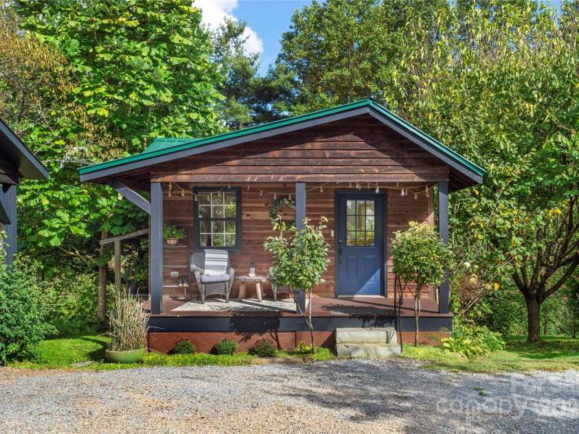 528 Padgettown Road, Black Mountain, NC 28711.  MLS# CAR4261507, YatesRealty ID 1499. Cabin 