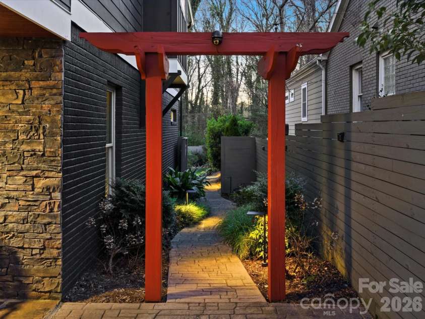 3220 Commonwealth Avenue, Charlotte, NC 28205.  MLS# CAR4361542, YatesRealty ID 14991. 