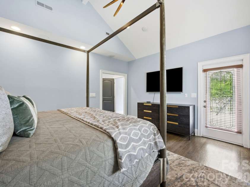3220 Commonwealth Avenue, Charlotte, NC 28205.  MLS# CAR4361542, YatesRealty ID 14991. 
