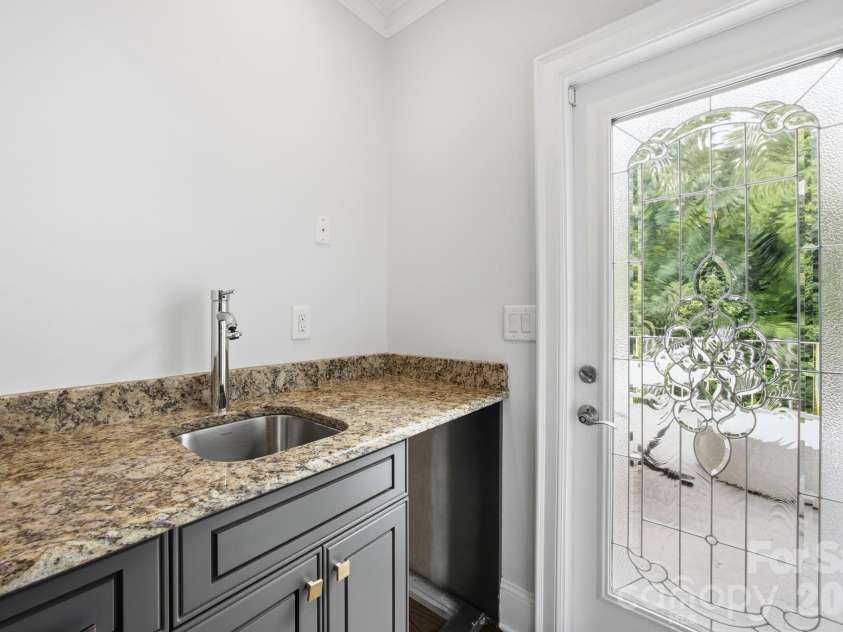 3220 Commonwealth Avenue, Charlotte, NC 28205.  MLS# CAR4361542, YatesRealty ID 14991. 