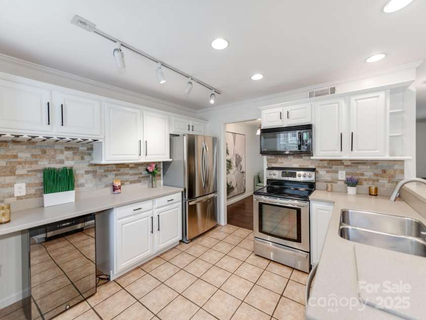 4605 Hedgemore Drive, Charlotte, NC 28209.  MLS# CAR4292889, YatesRealty ID 14992. 